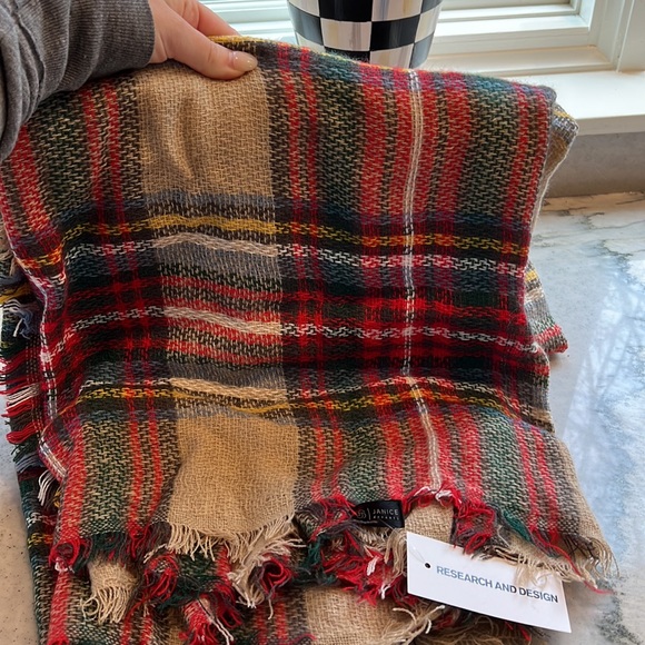 NWT Plaid Blanket Scarf - Picture 2 of 3